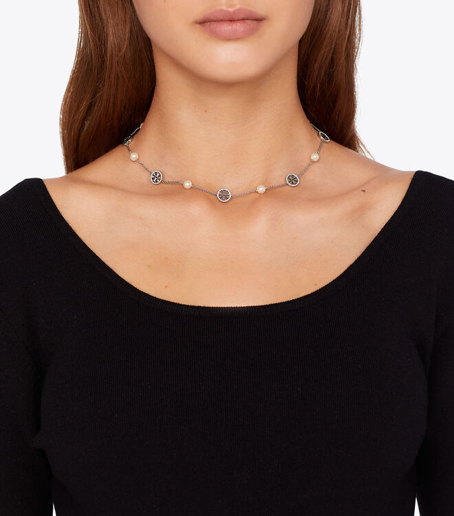 Descubrir 82+ imagen tory burch crystal pearl logo necklace