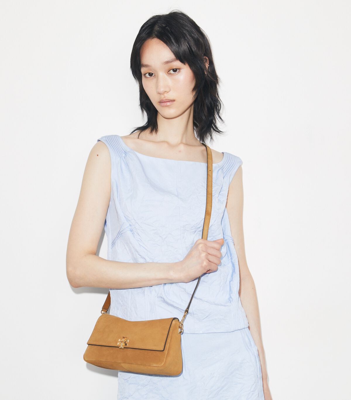 tory burch حقيبة كتف تشارلي صغيرة من جلد الغزال