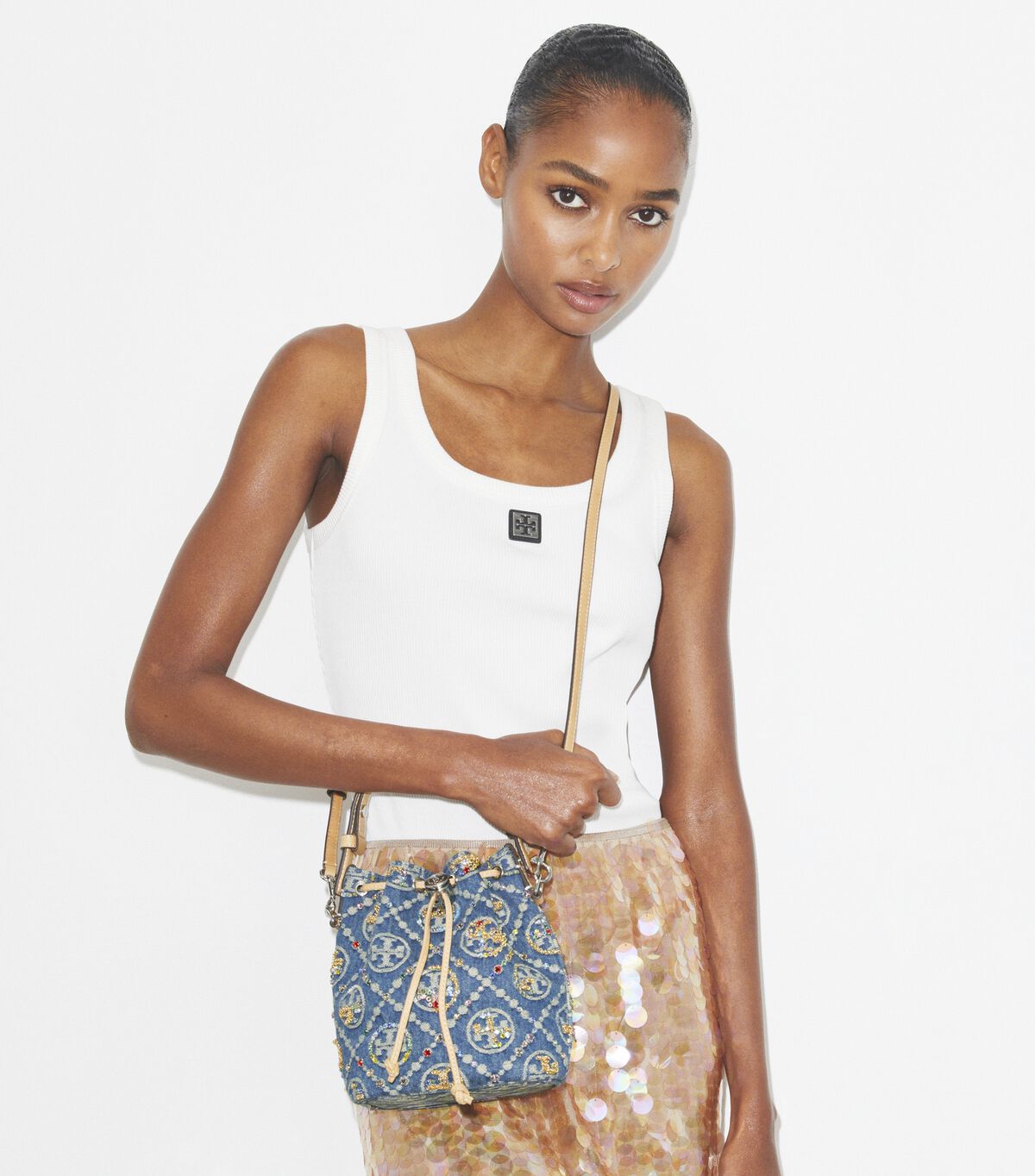 tory burch حقيبة دلو صغيرة مزينة بنقشة حرف t من قماش الدنيم