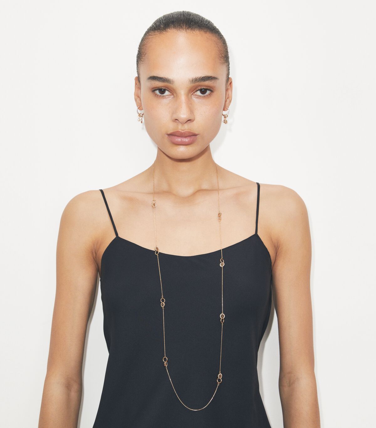 قلادة طويلة مرصعة بأحجار كريمة متشابكة tory burch قلادة طويلة مرصعة بأحجار كريمة متشابكة