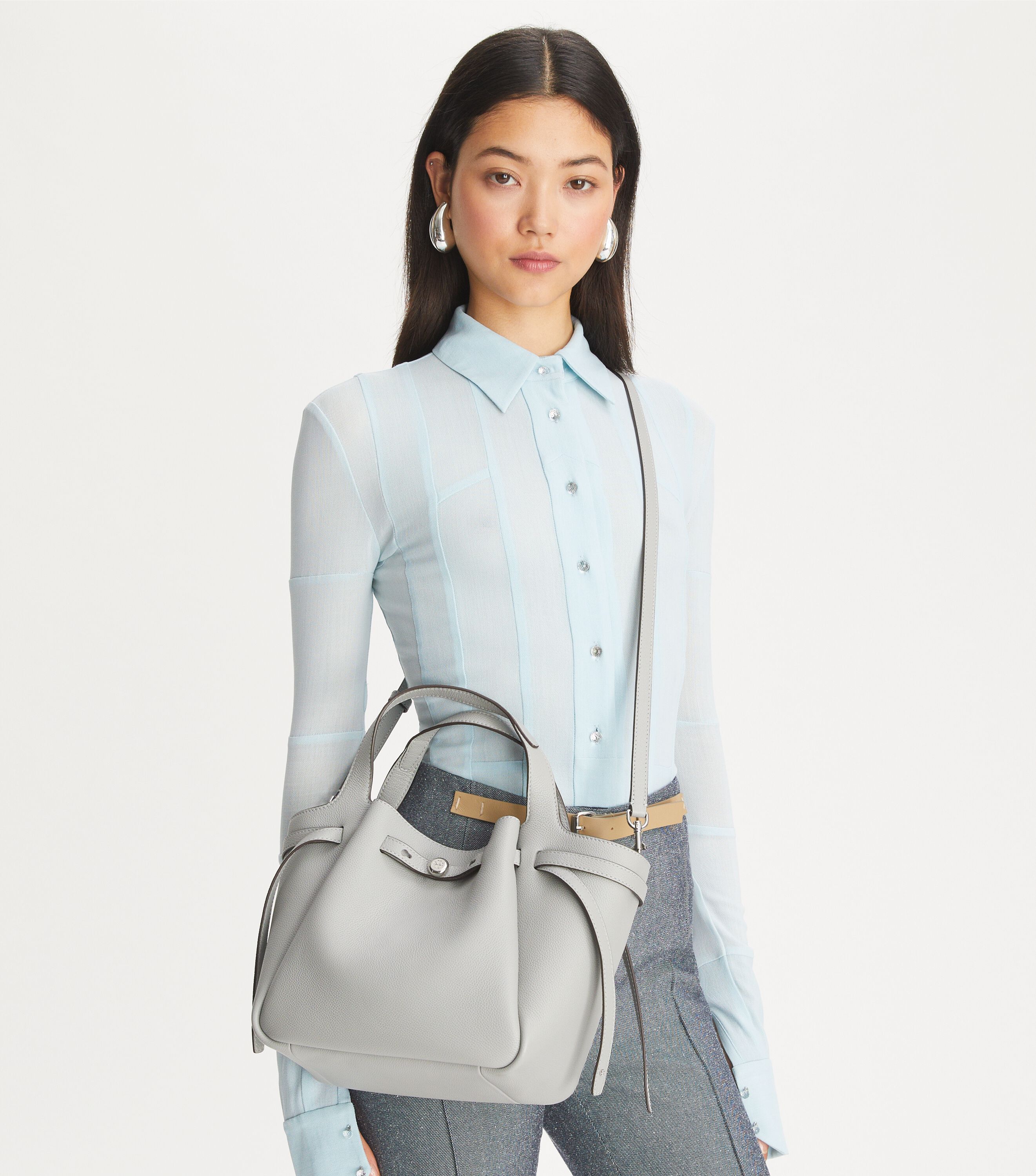【Tory Burch】ロミー バケットバッグ Light Granite Romy Bucket Bag, Light Granite | Tory Burch UAE