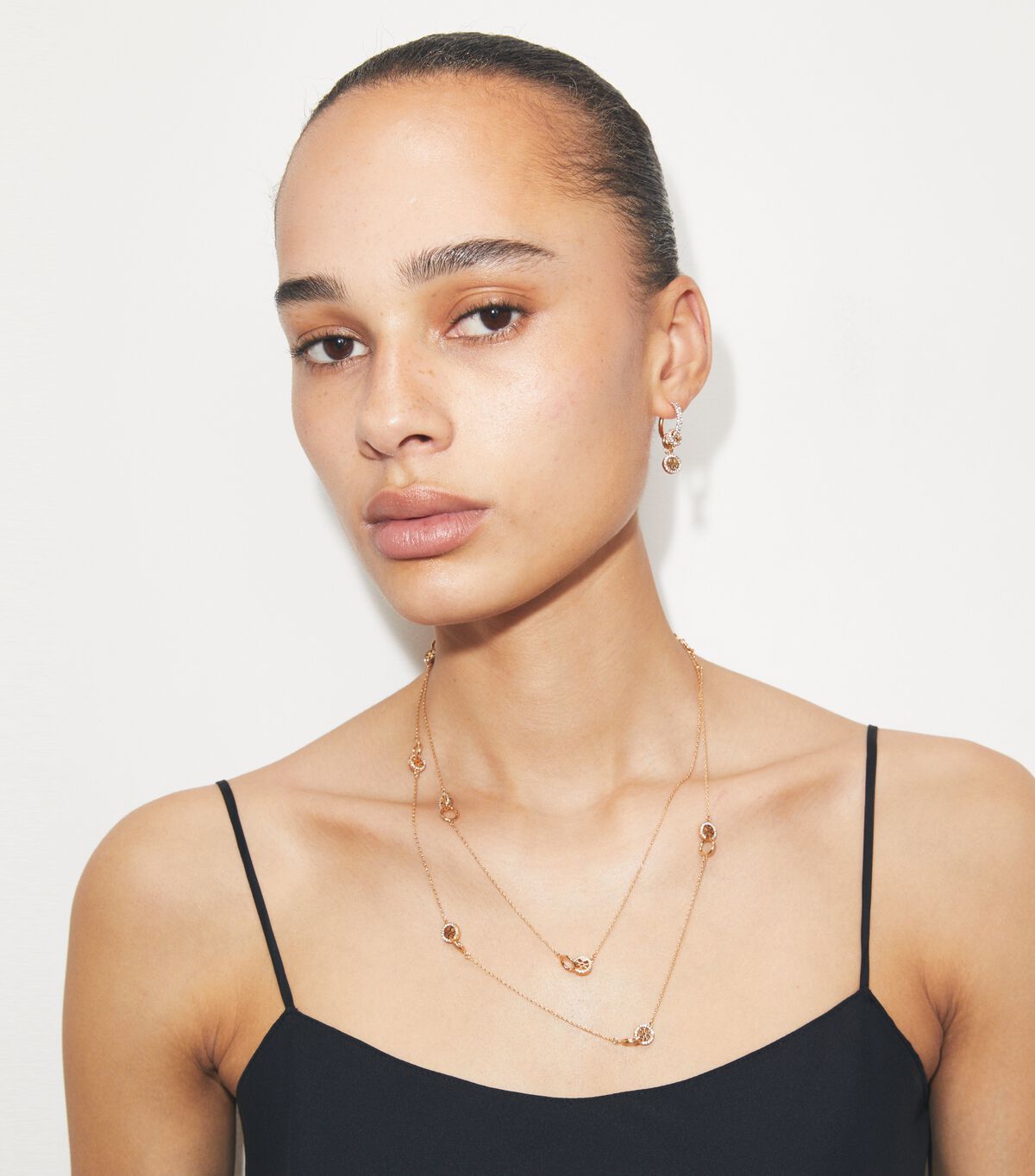 قلادة طويلة مرصعة بأحجار كريمة متشابكة tory burch قلادة طويلة مرصعة بأحجار كريمة متشابكة