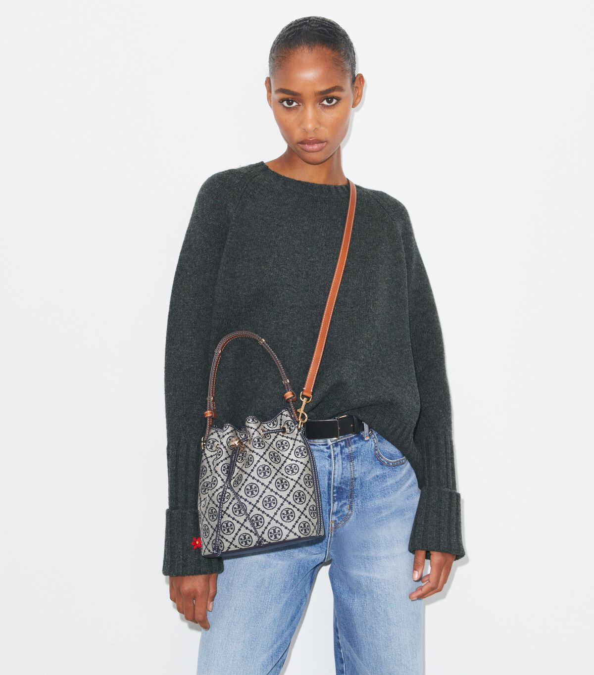 tory burch حقيبة دلو بشعار حرف t