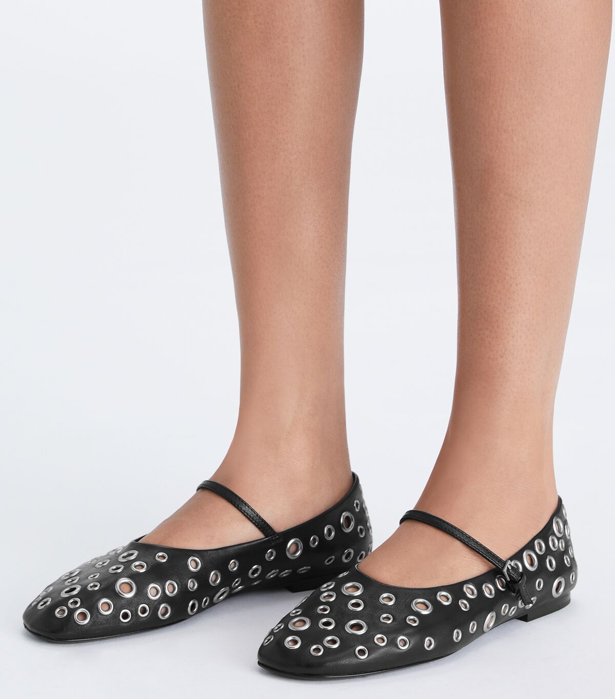 حذاء باليه ماري جين ذو فتحات tory burch حذاء باليه ماري جين ذو فتحات