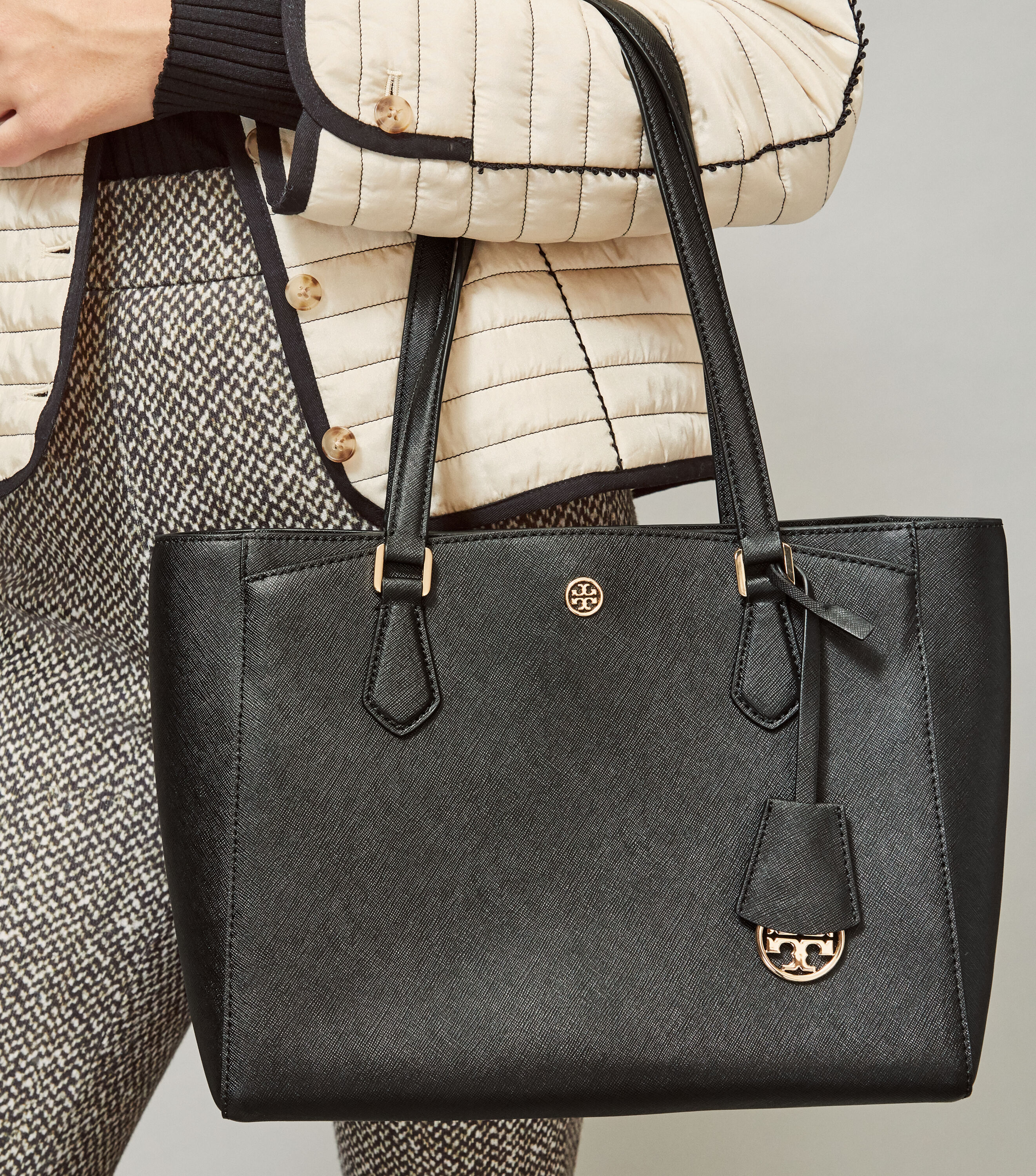 Tory burch robinson small tote black discount