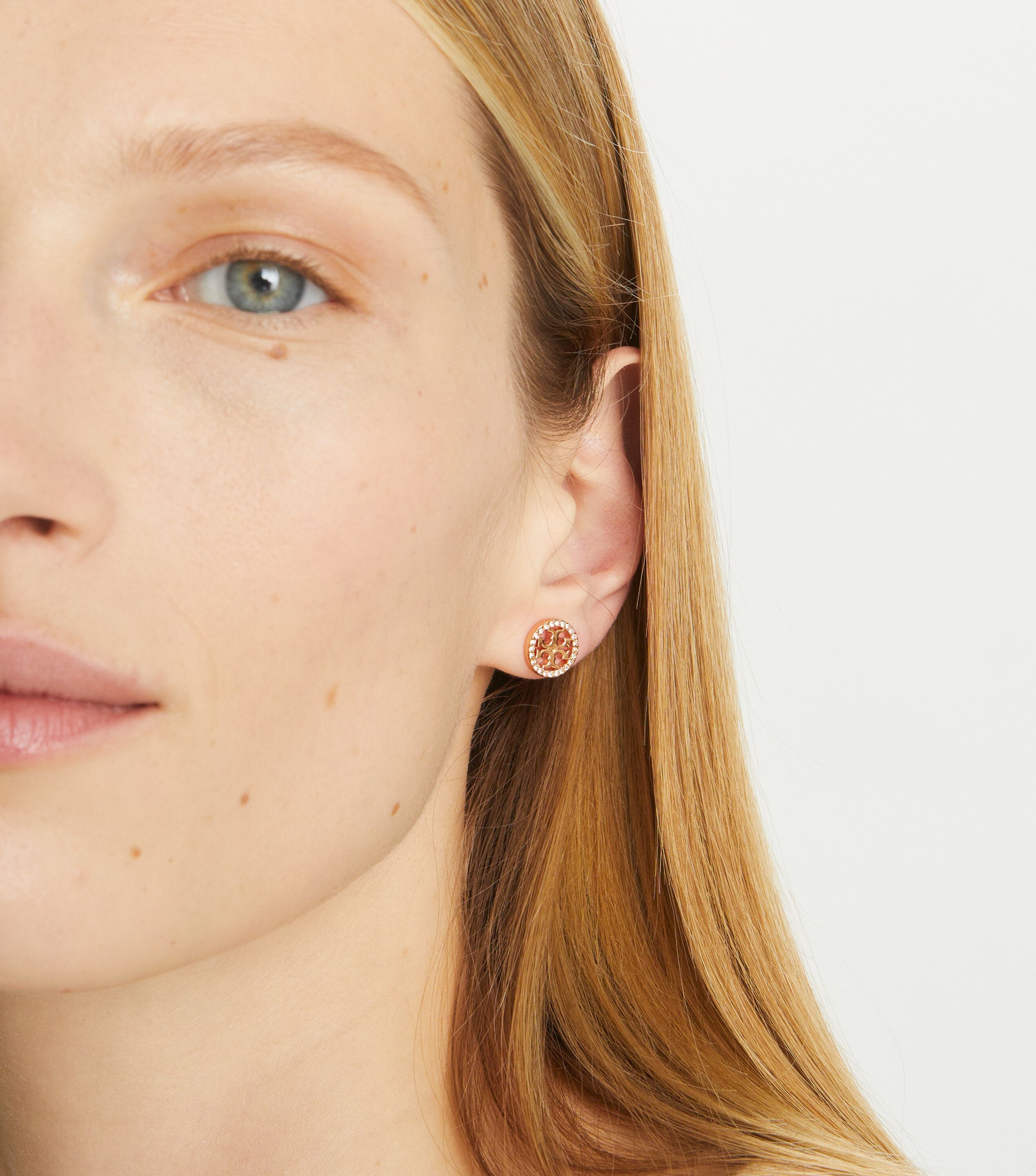 TORY BURCH ★ PLARGE T LOGO STUD EARRING ★ ゴールド ピアス Amazon.com: Tory Burch Women's Logo Stud Earrings, Shiny