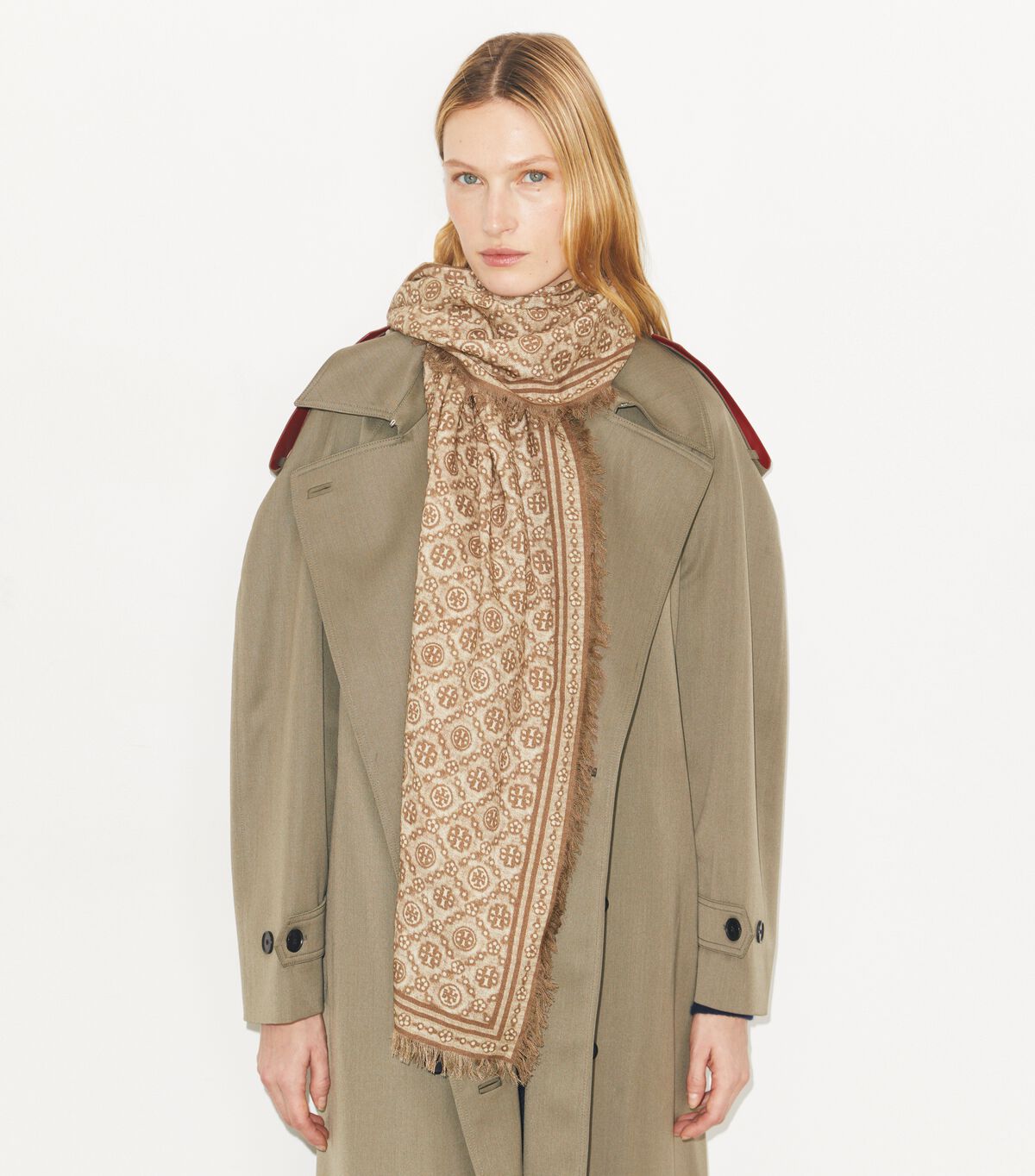 وشاح مستطيل مزهر بنقشة T مونوغرام tory burch وشاح مستطيل مزهر بنقشة t مونوغرام