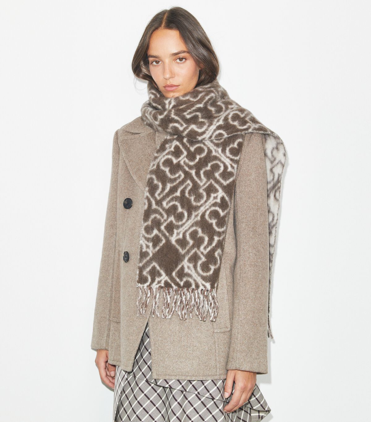 tory burch وشاح بازل بشعار الماركة
