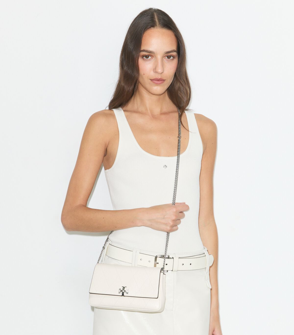 tory burch حقيبة كروسبودي بسلسلة مبطنة