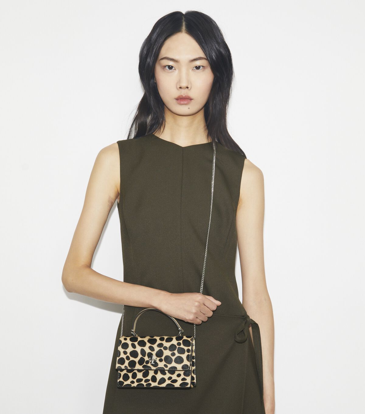 حقيبة كروس ميني كيرا بمقبض علوي من شعر العجل tory burch حقيبة كروس ميني كيرا بمقبض علوي من شعر العجل