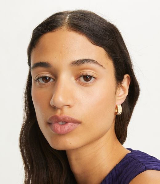 حلق حرف T الصغيرة tory burch حلق حرف t الصغيرة