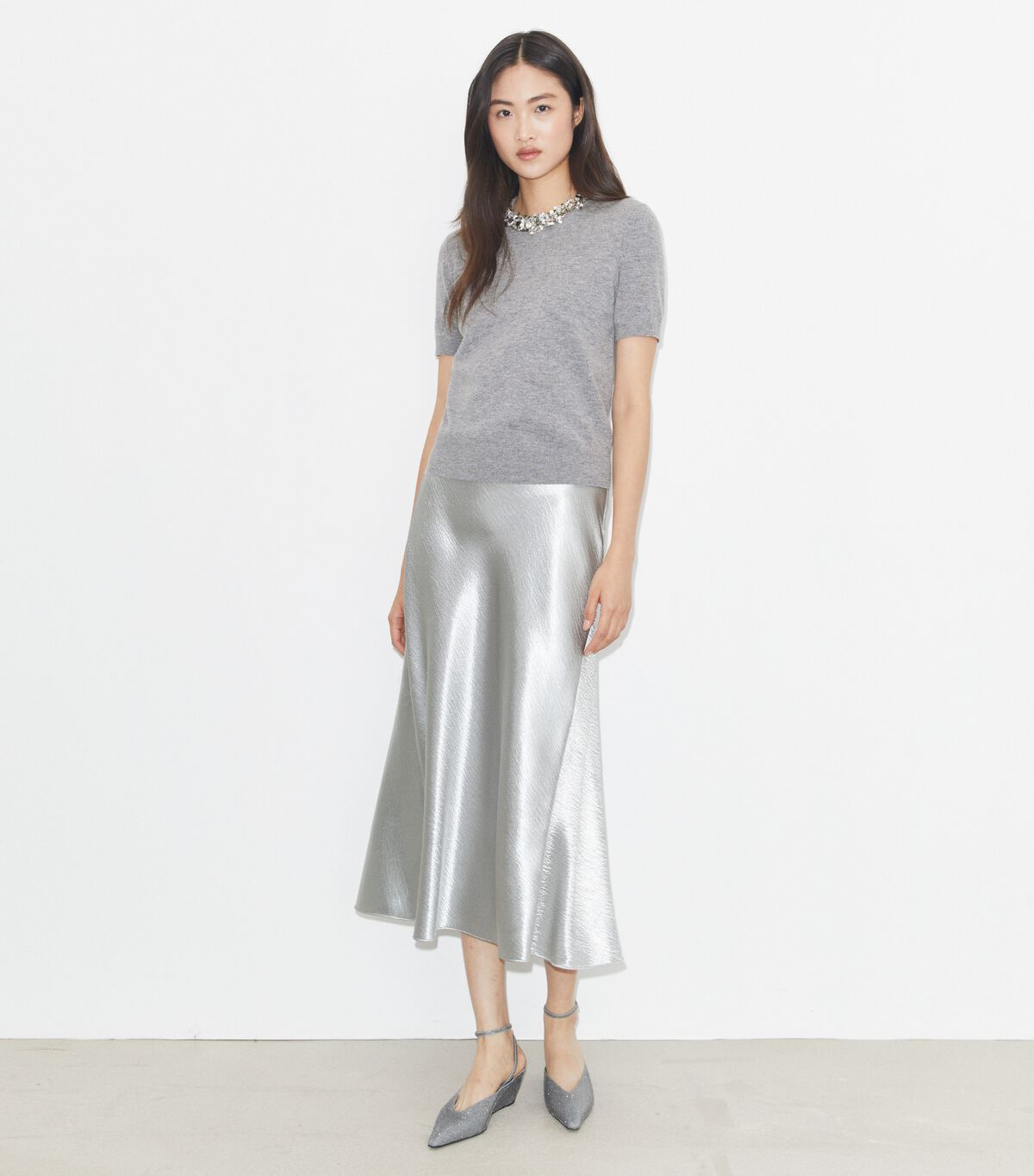 سترة صوفية بأكمام قصيرة ومزينة بالترتر tory burch سترة صوفية بأكمام قصيرة ومزينة بالترتر