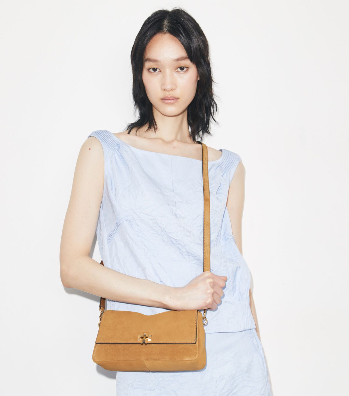 tory burch حقيبة كتف تشارلي صغيرة من جلد الغزال